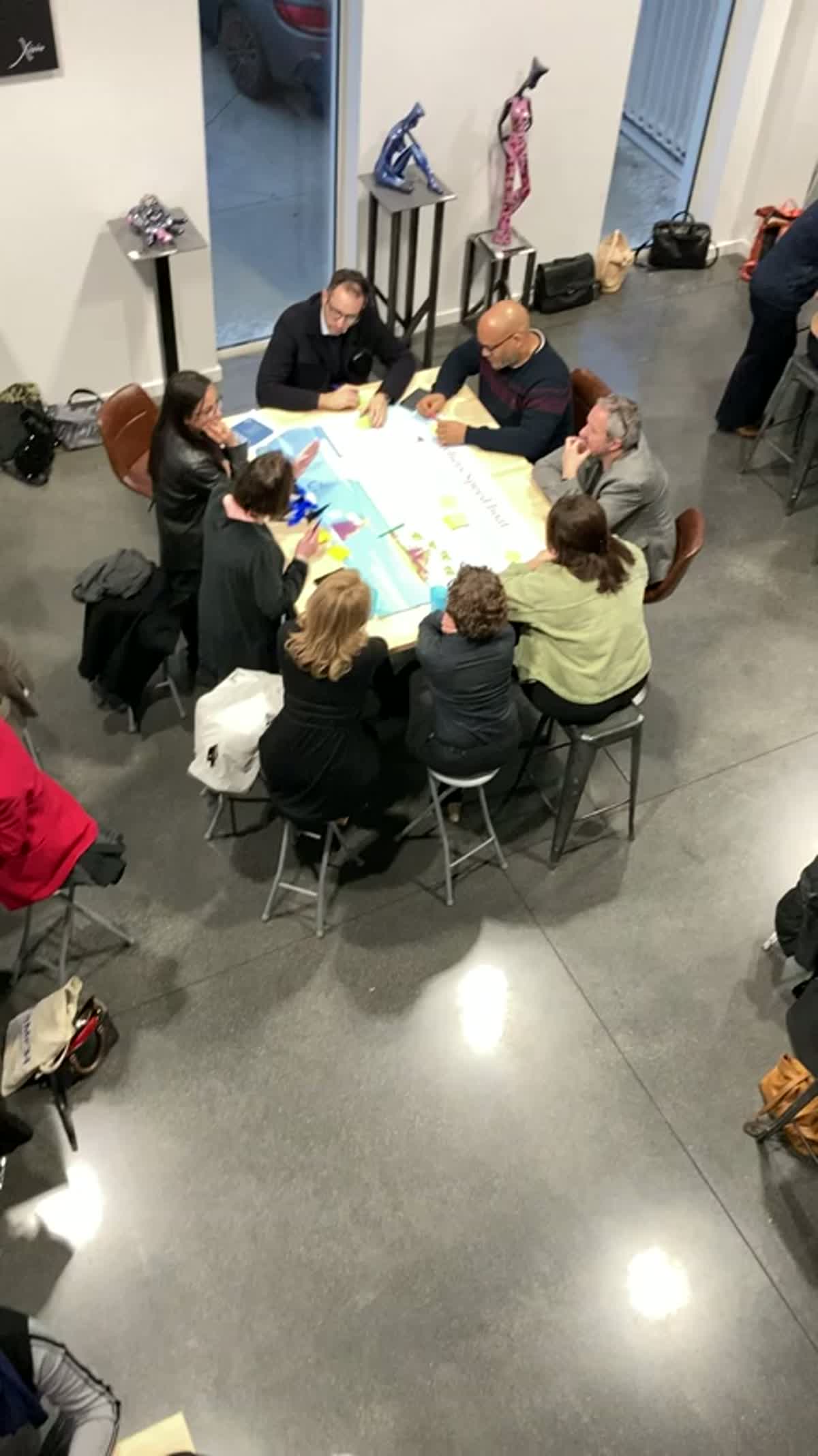 Participants réunis autour d'un atelier d'intelligence collective Speed Boat